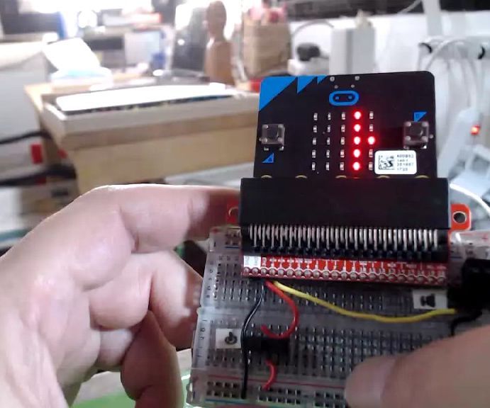 Micro:arcade — a Cheap, Micro:bit-based, Solderless "game Console" (featuring 5x5Squash)