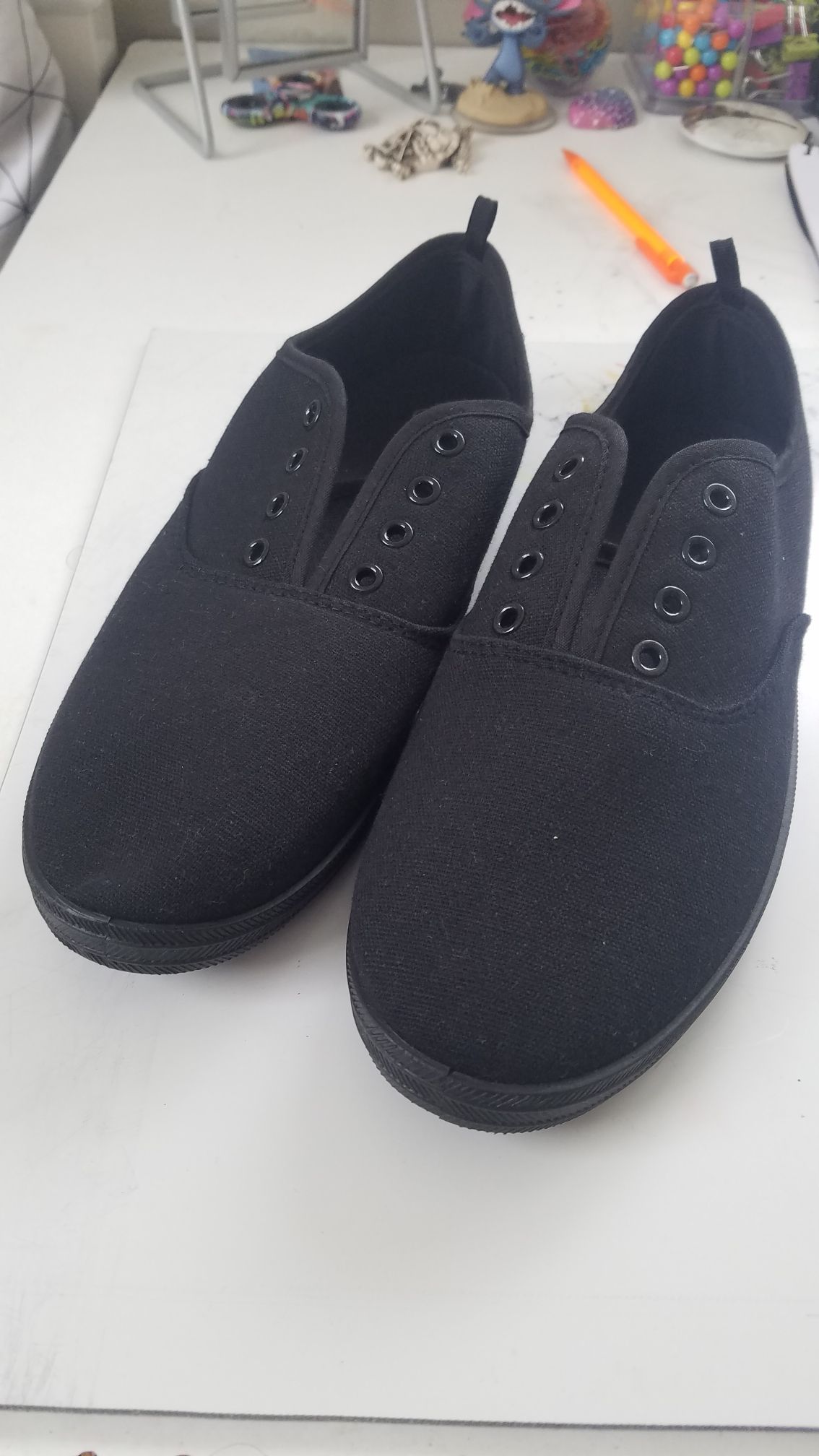 painting black canvas shoes