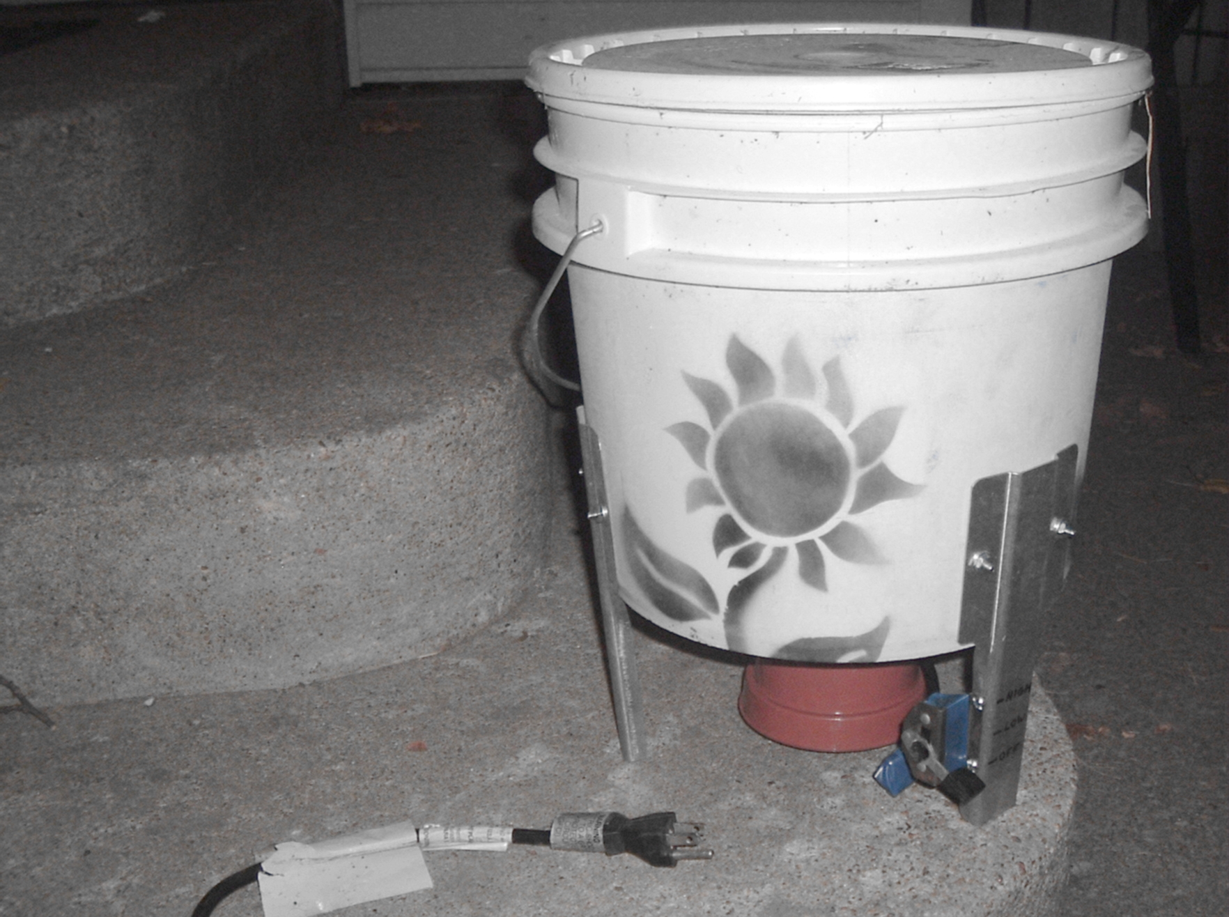 Small Electric Wildflower Seed Bucket Thresher