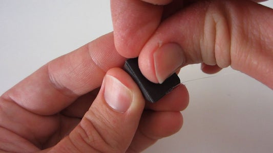 Adhiere Los Imanes a Las Teclas Con Pegamento Caliente