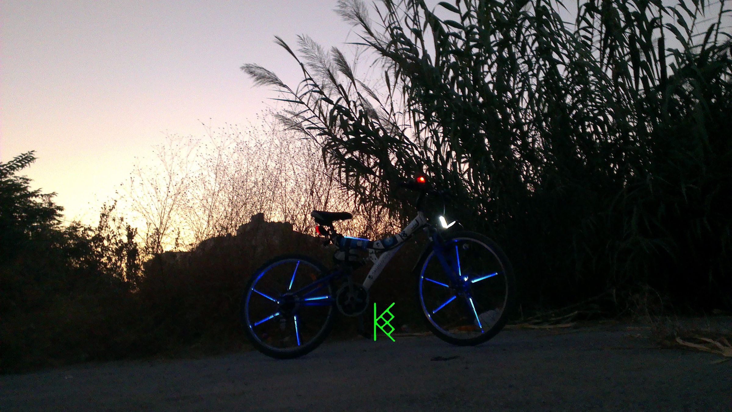 BIKE GLOW STICKS DIY