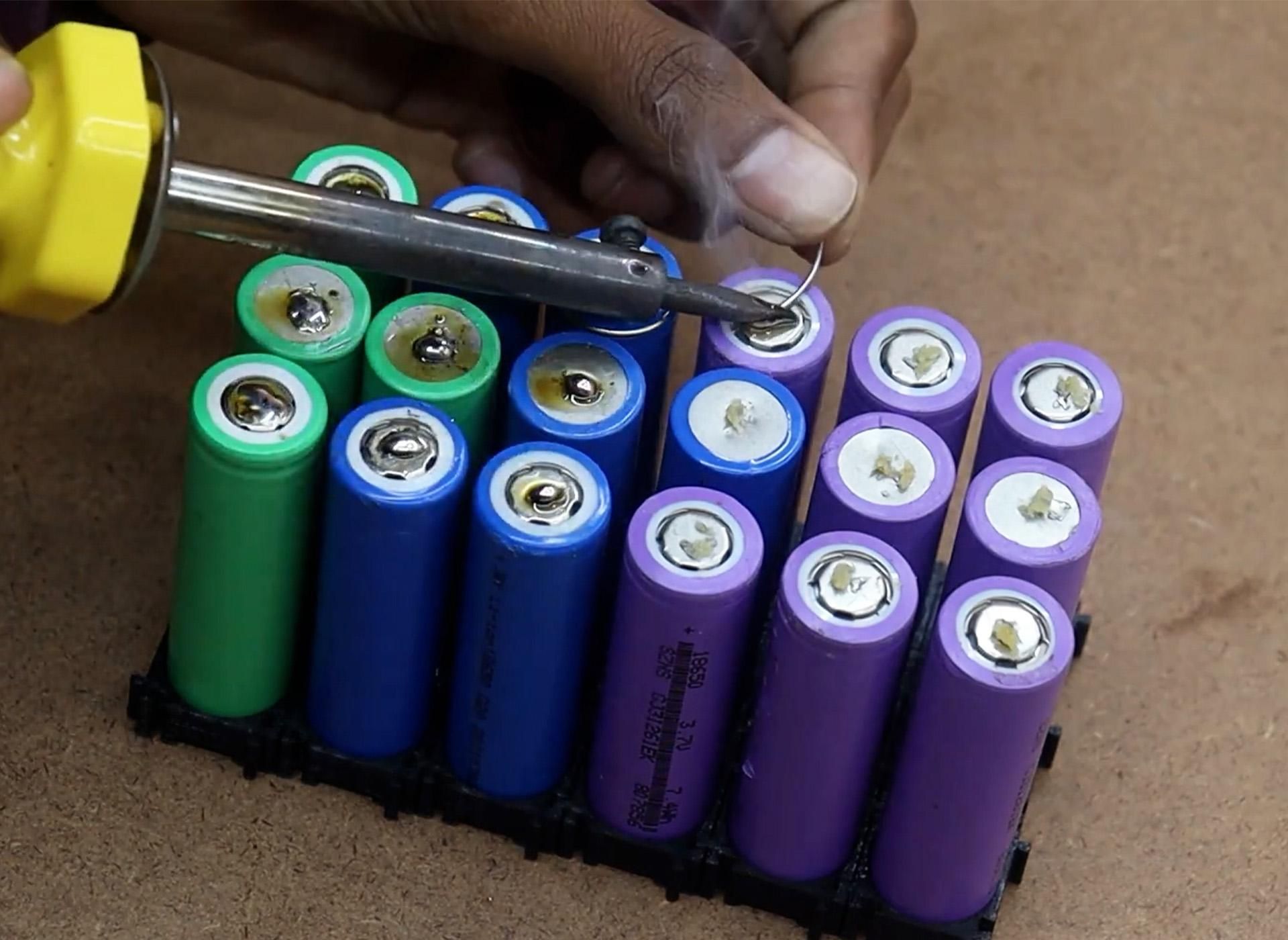 How to Make a 12V Lithium-Ion Battery Pack at Home Using Old Laptop ...