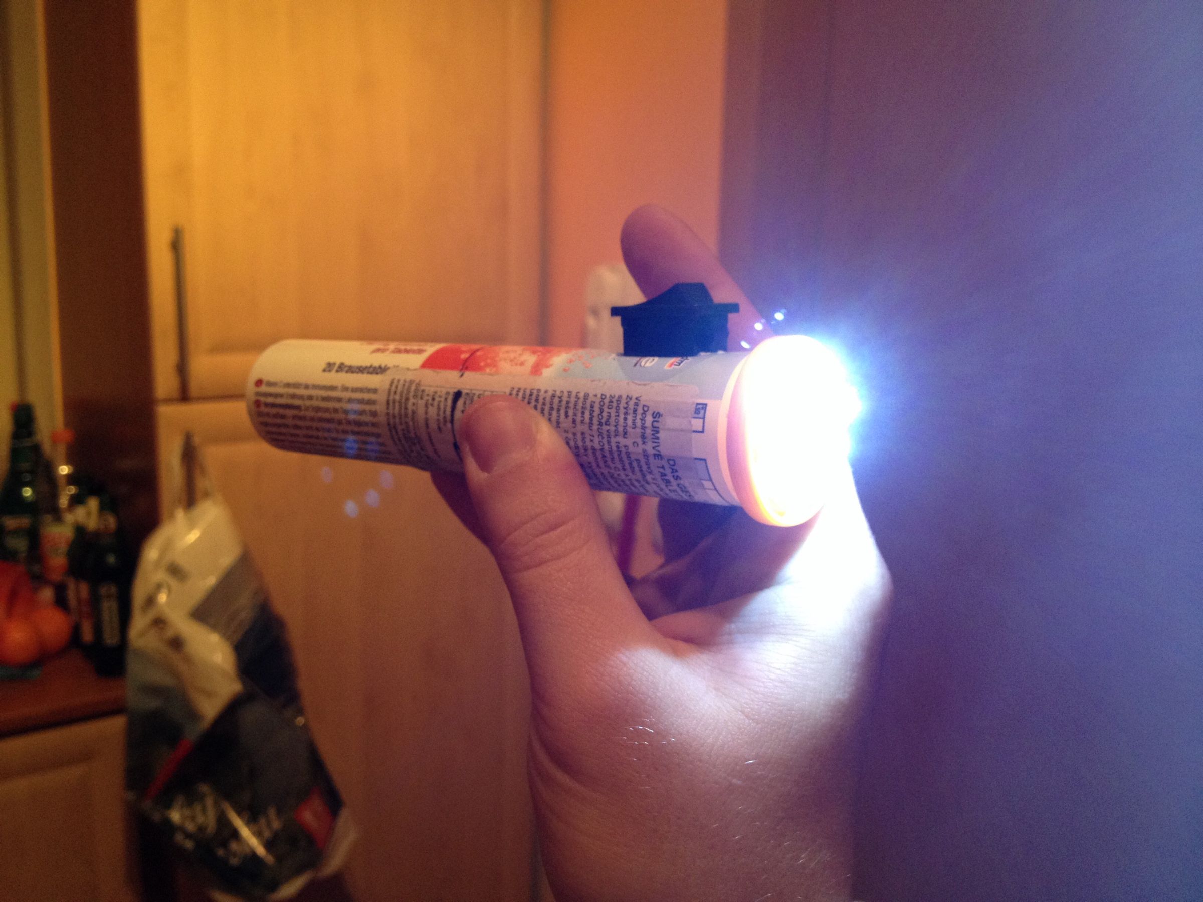 Free Rechargeable Flashlight From LEDs and Lithium Battery