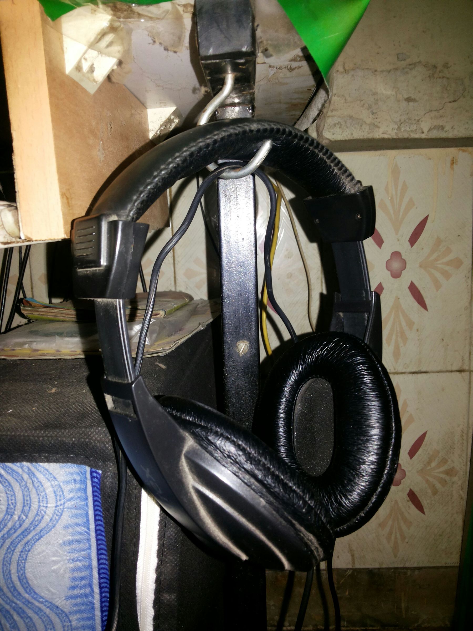 Make a simple Headphone hanger 