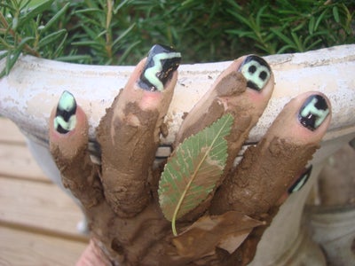 DIY Zombie Scented Glow in the Dark Fingernails