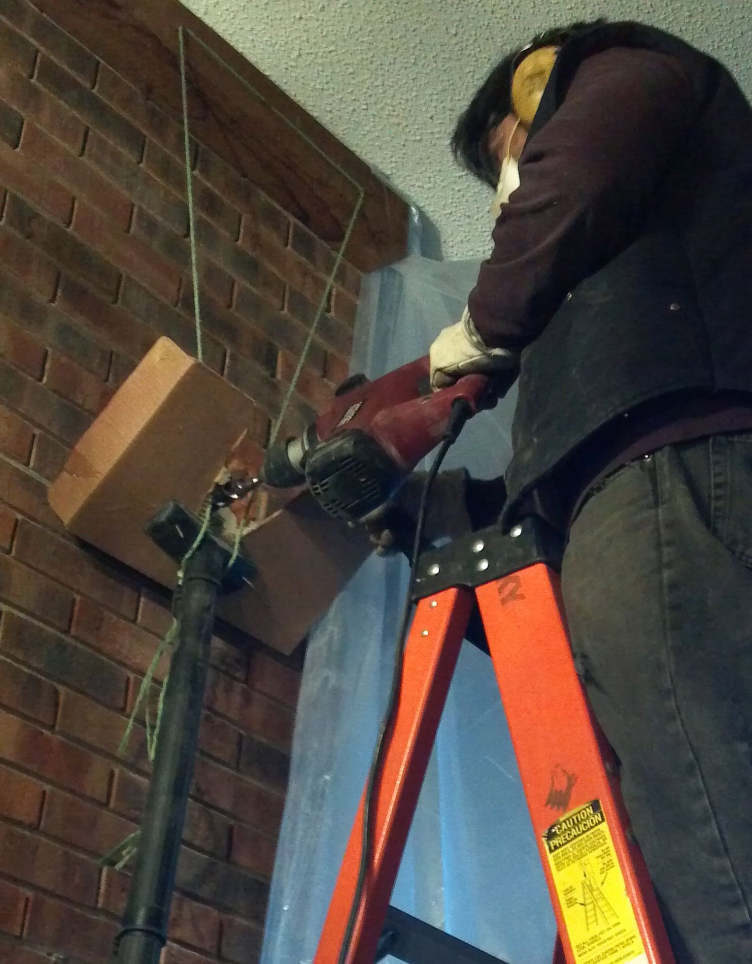 Dust Minimizing Vacuum Cleaner Shroud for Hammer Drilling Indoors