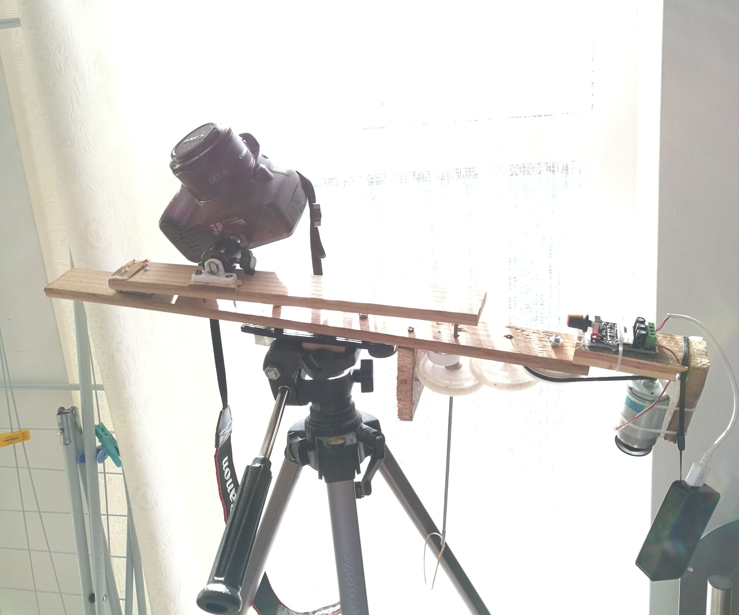 AstroTracker - a Barn Door Star Tracker