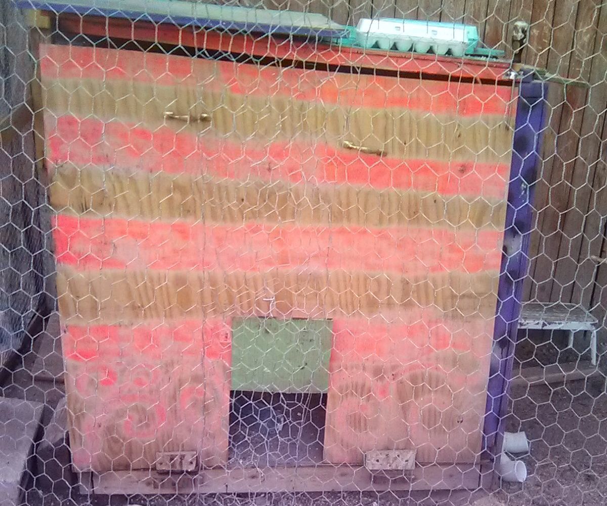 DIY Chicken Coop Out of Recycled Pallets.