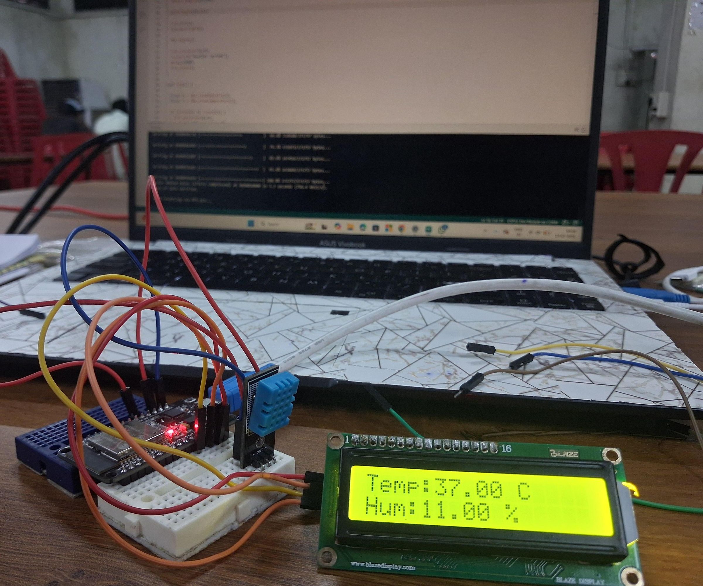 ESP32 Weather Monitoring System Using DHT11 Sensor and LCD Display