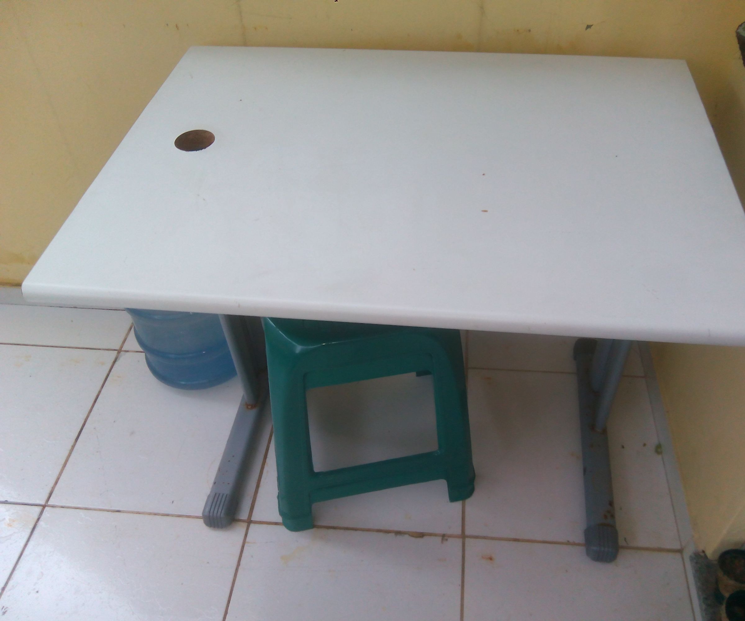 Convert Your Jigsaw Into a Bench-top Saw Using an Old Computer Desk