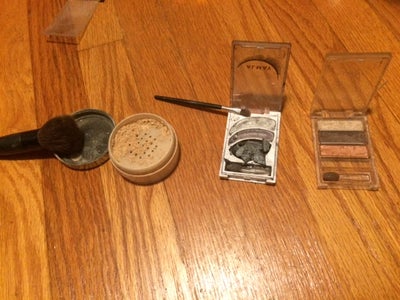 How to Put on Eye Shadow