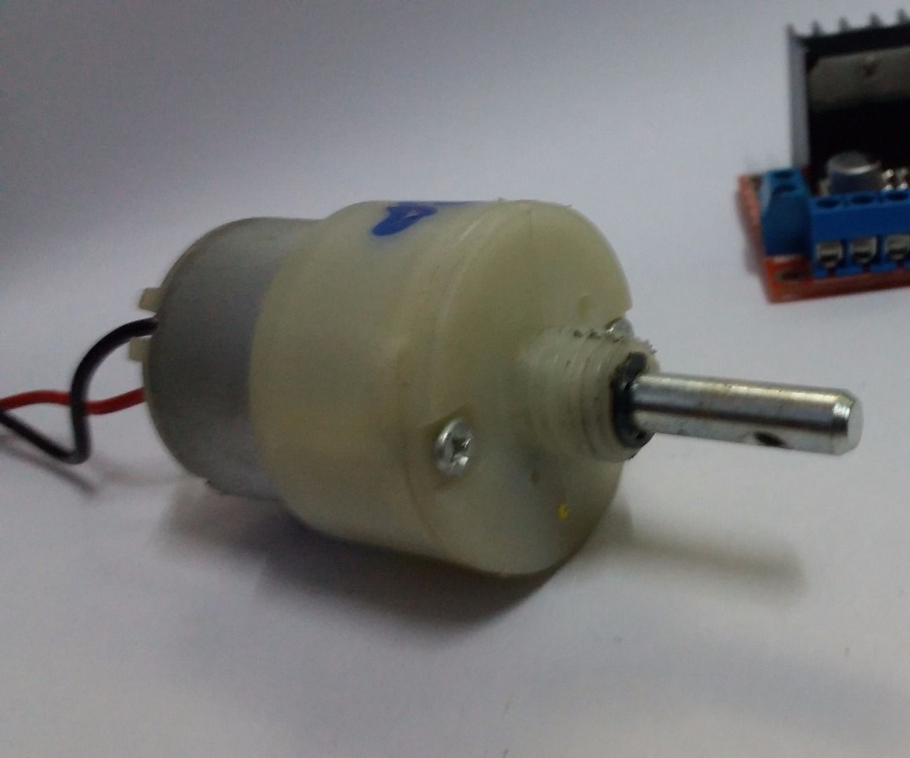 Control  a DC Mototr Using H-Bridge