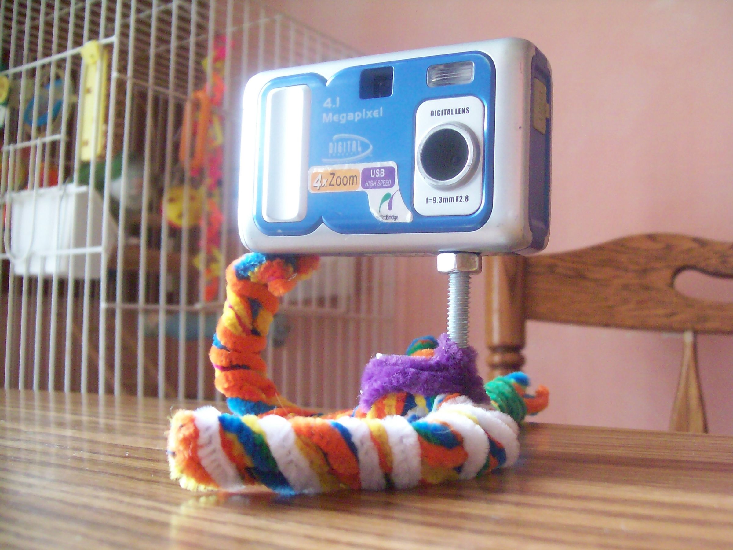 DIY Tripod Made Out of PIpe Cleaners