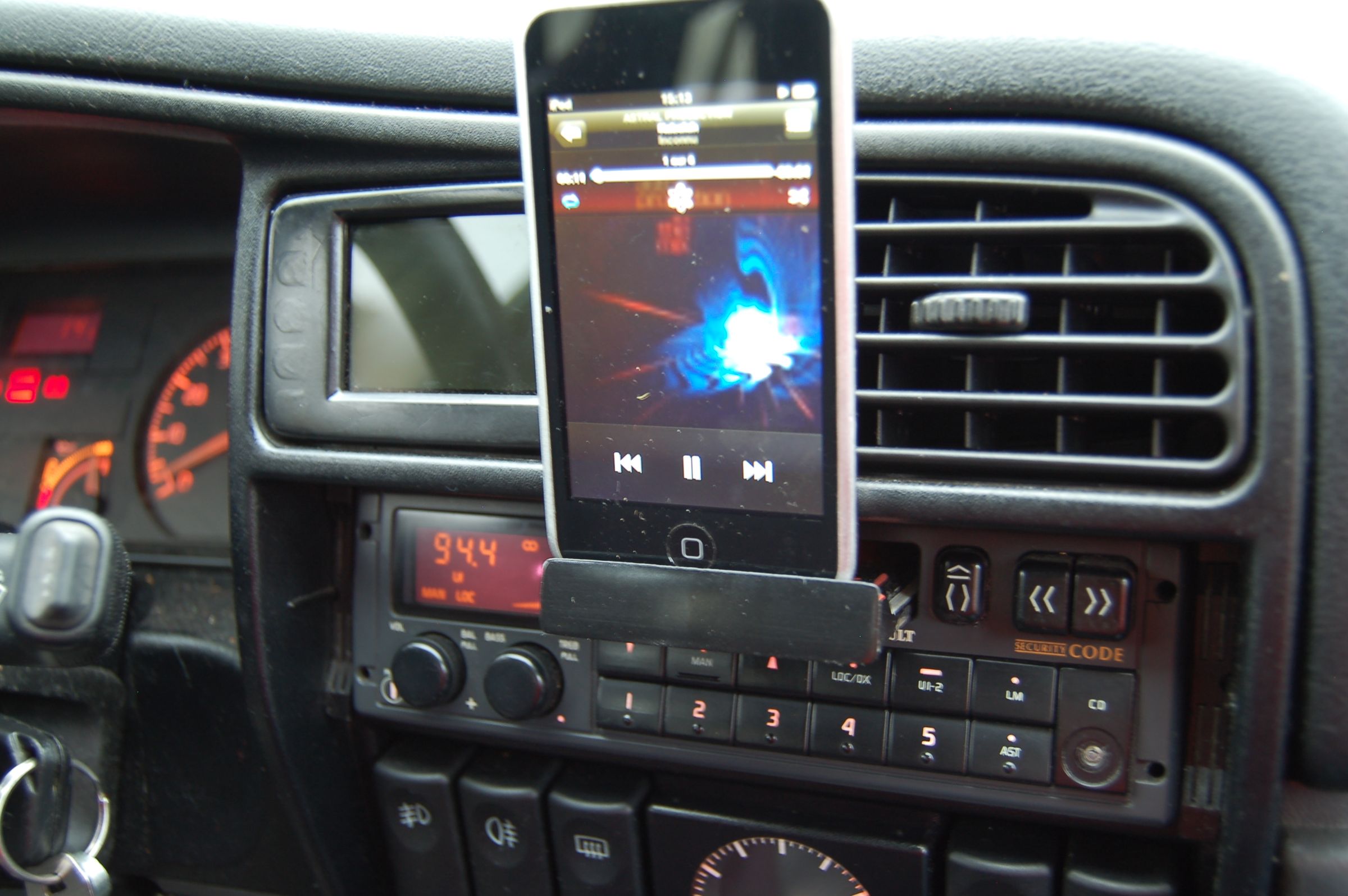 Autoradio Cassette Player  [ipod Hack]