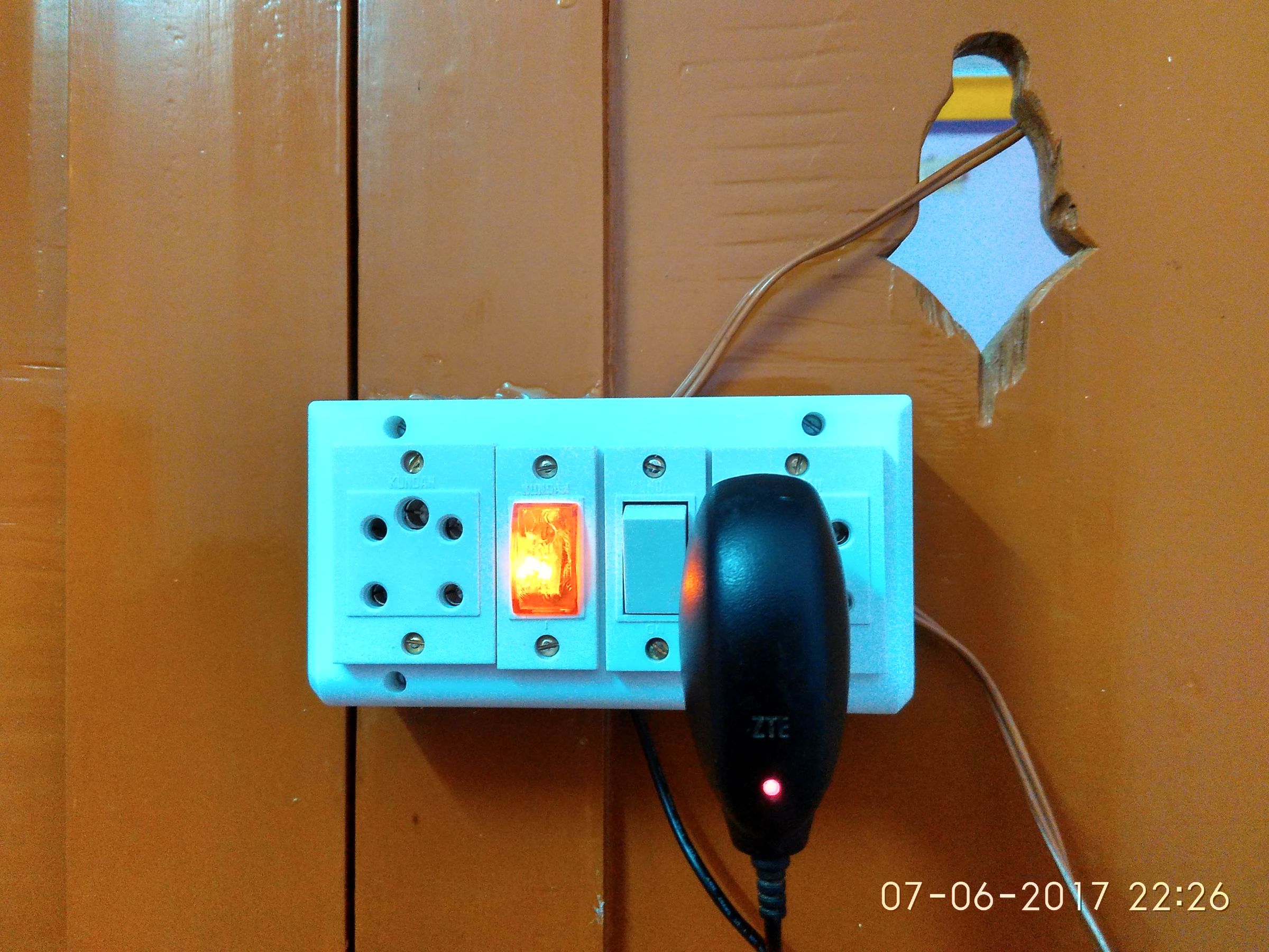 Automatic ON/OFF Socket