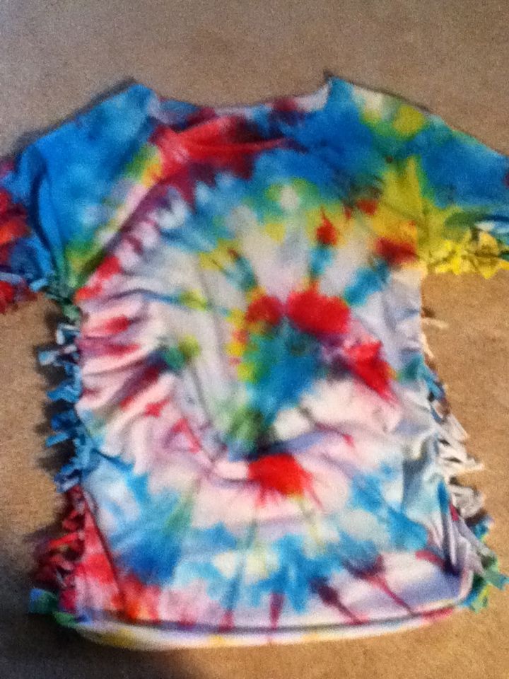 How To Turn Your Old T-Shirt Into A Fashionable Top! (sides knotted or slitted)