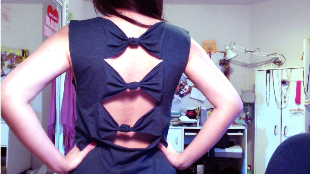 Cut T-Shirt With Bows on Back