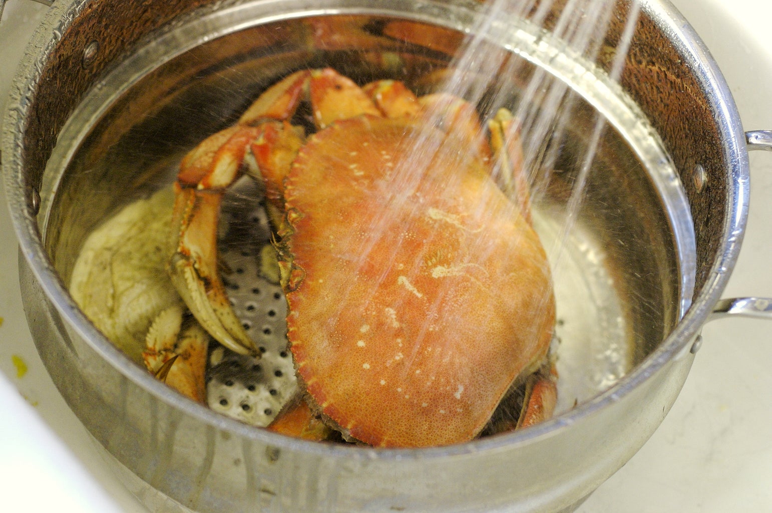 how do you eat dungeness crab