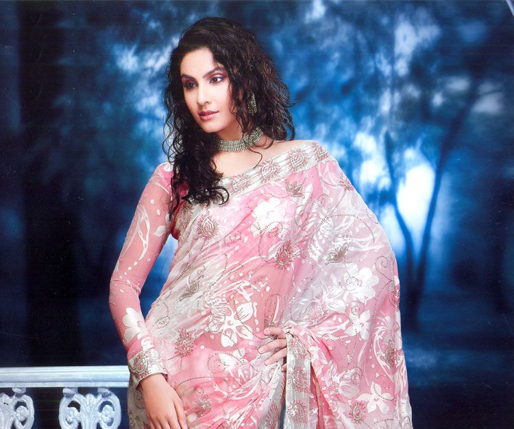 Why Western Women Are Liking Designer Sarees?