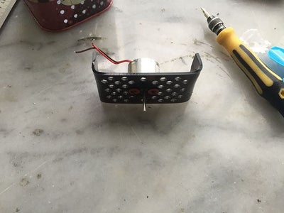 Make a "mesh Board" Using Acrylic Plate and Pin a Fan in It 