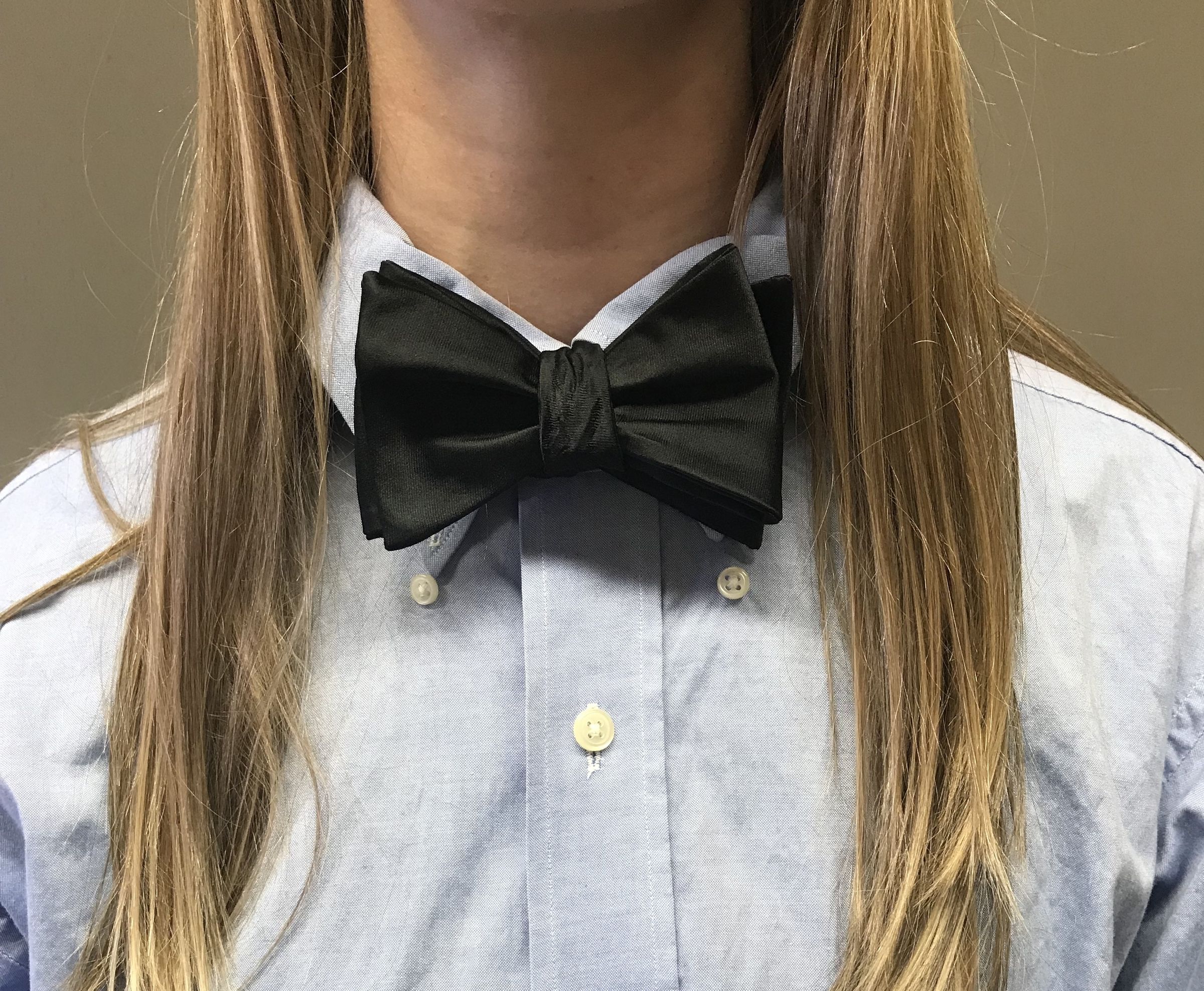 how to tie a bow on a shirt