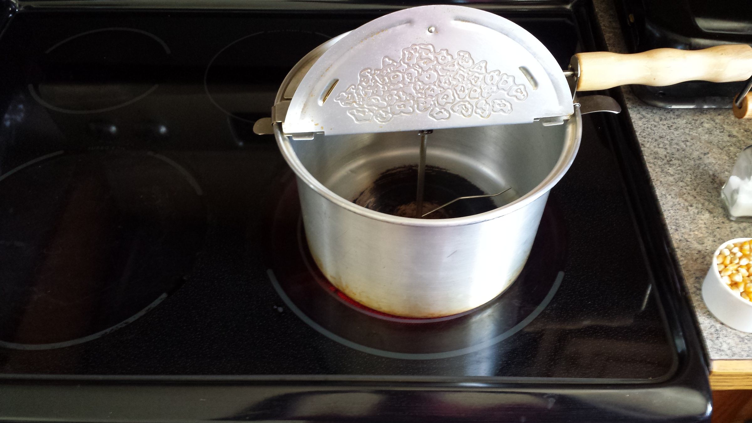 How to Make Kettle Corn With a Whirley Pop Machine on an Electric Stove