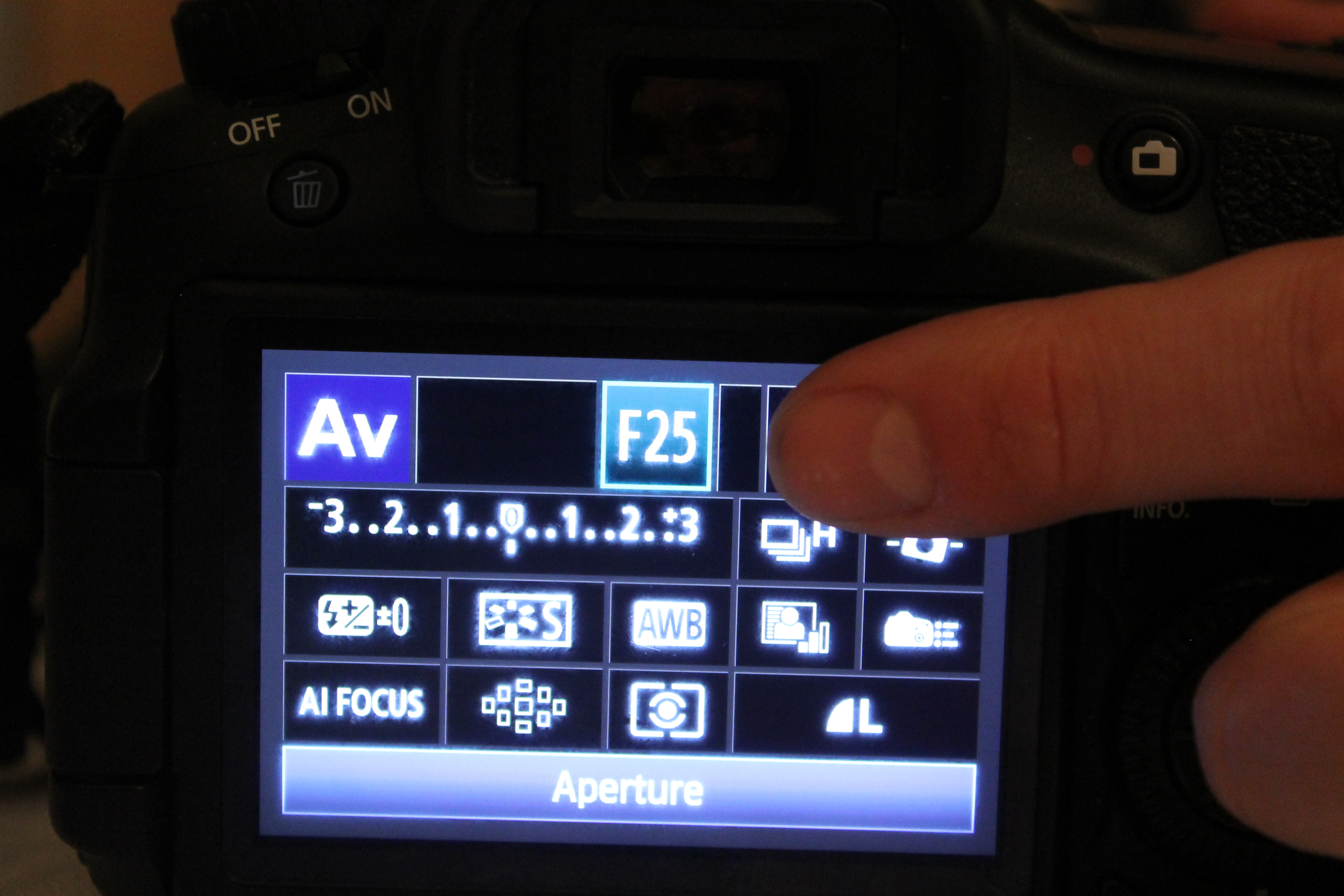 Selecting an Aperture in Aperture Priority Mode With a DSLR or a Point