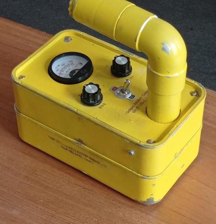 Fake Geiger Counter (with Fake Radioactive Source)