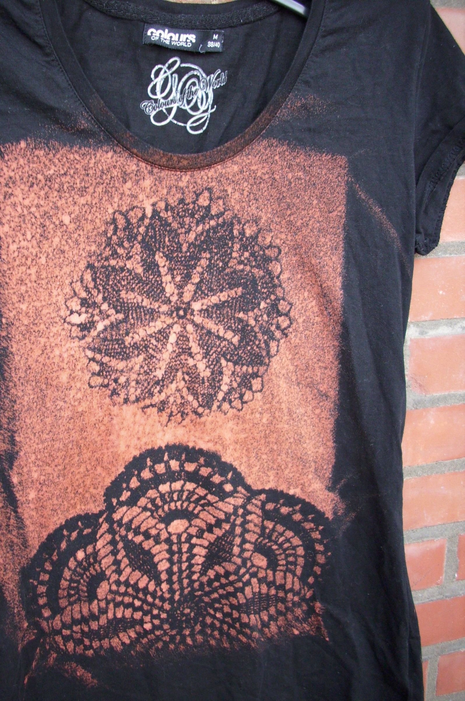 Dye a shirt with bleach and a doily