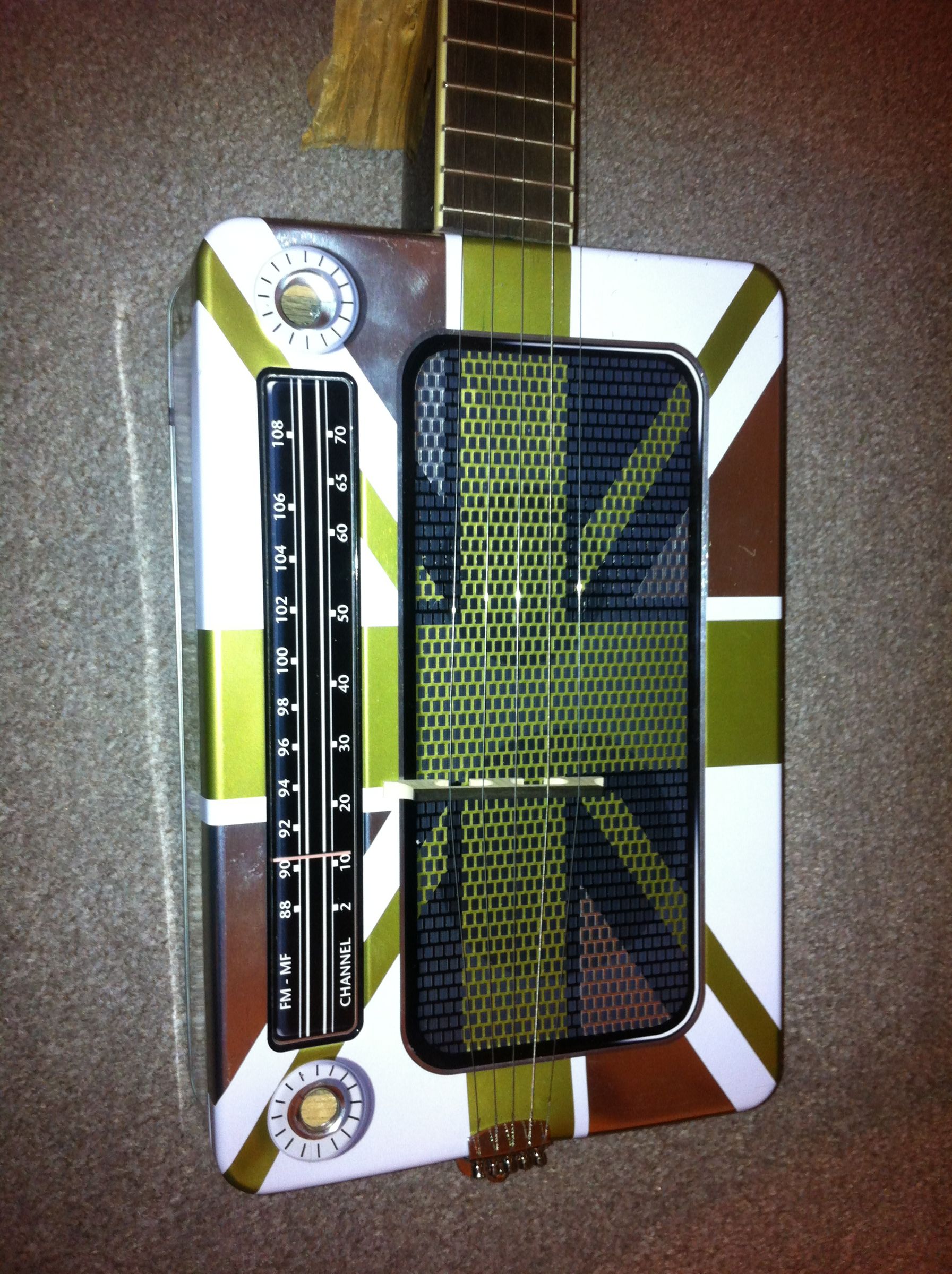 Biscuit Tin Banjo. Instructables