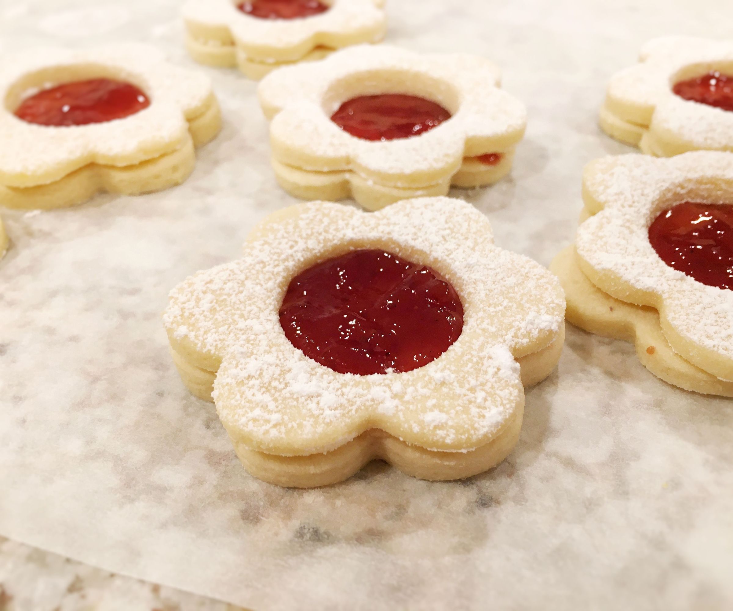 DELICIOUS Linzer Cookies