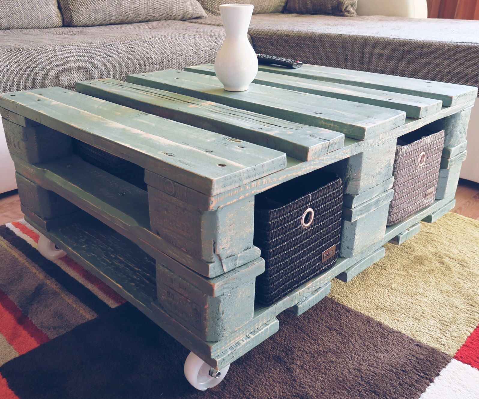 Vintage Style Coffee Table From Pallet - VIDEO 