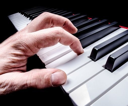How to Play Major Triads on the Piano