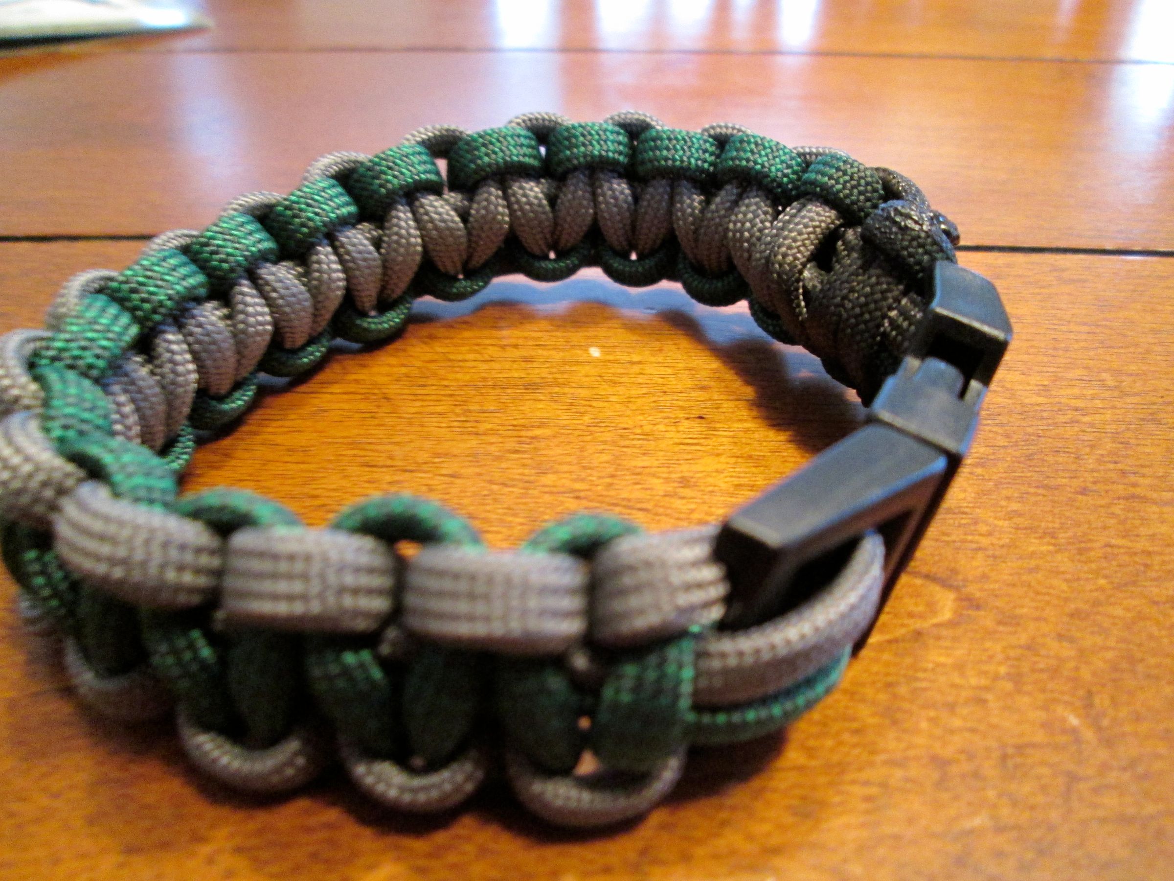 How to Make a Cobra Stitch Paracord With 2 Colors
