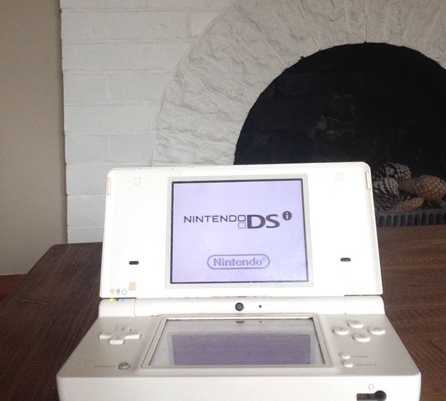 Plugging Earbuds Into a Nintendo Dsi!