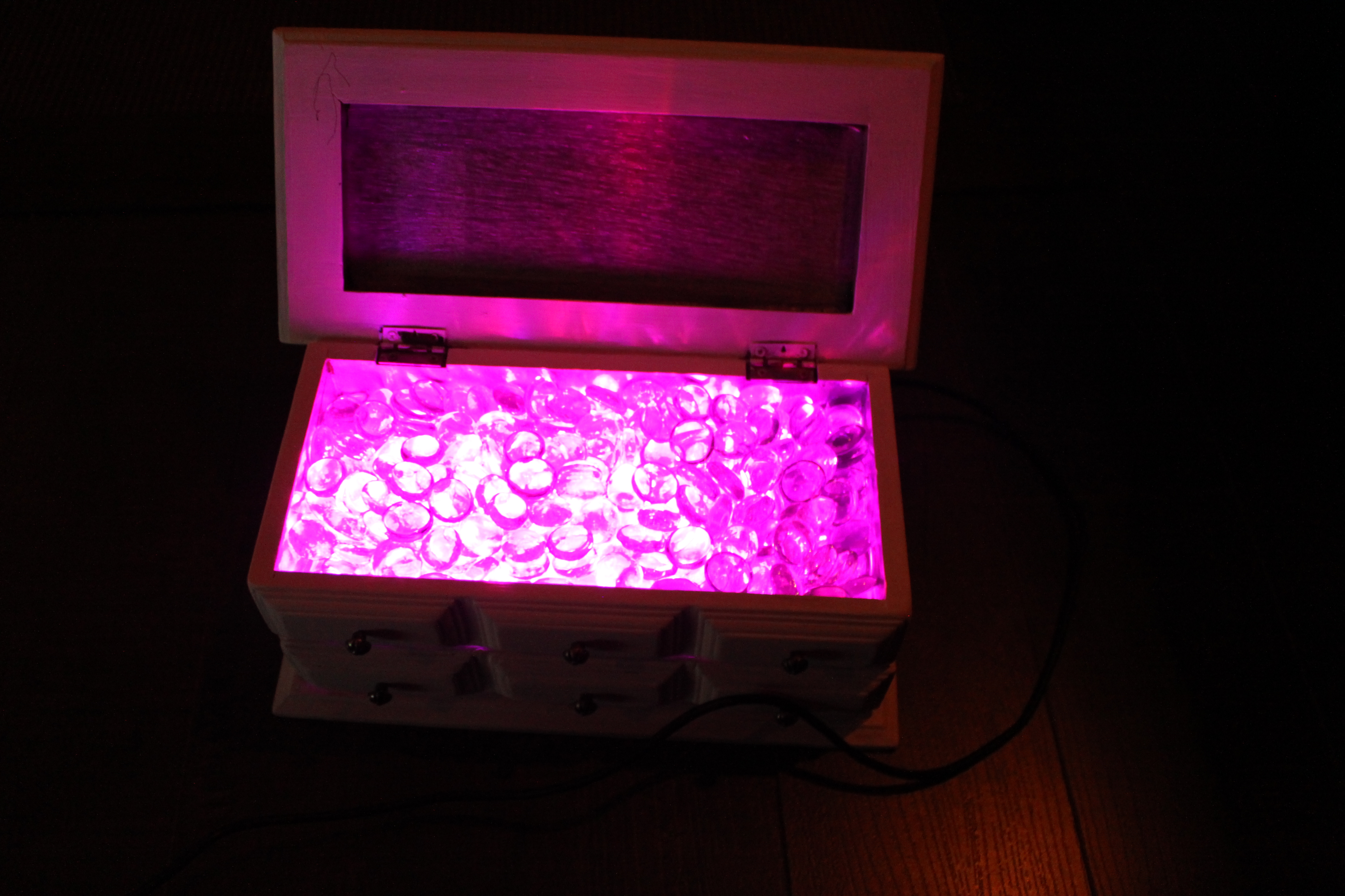 USB Powered RGBLED Chest (w/ Arduino + Basic Program)