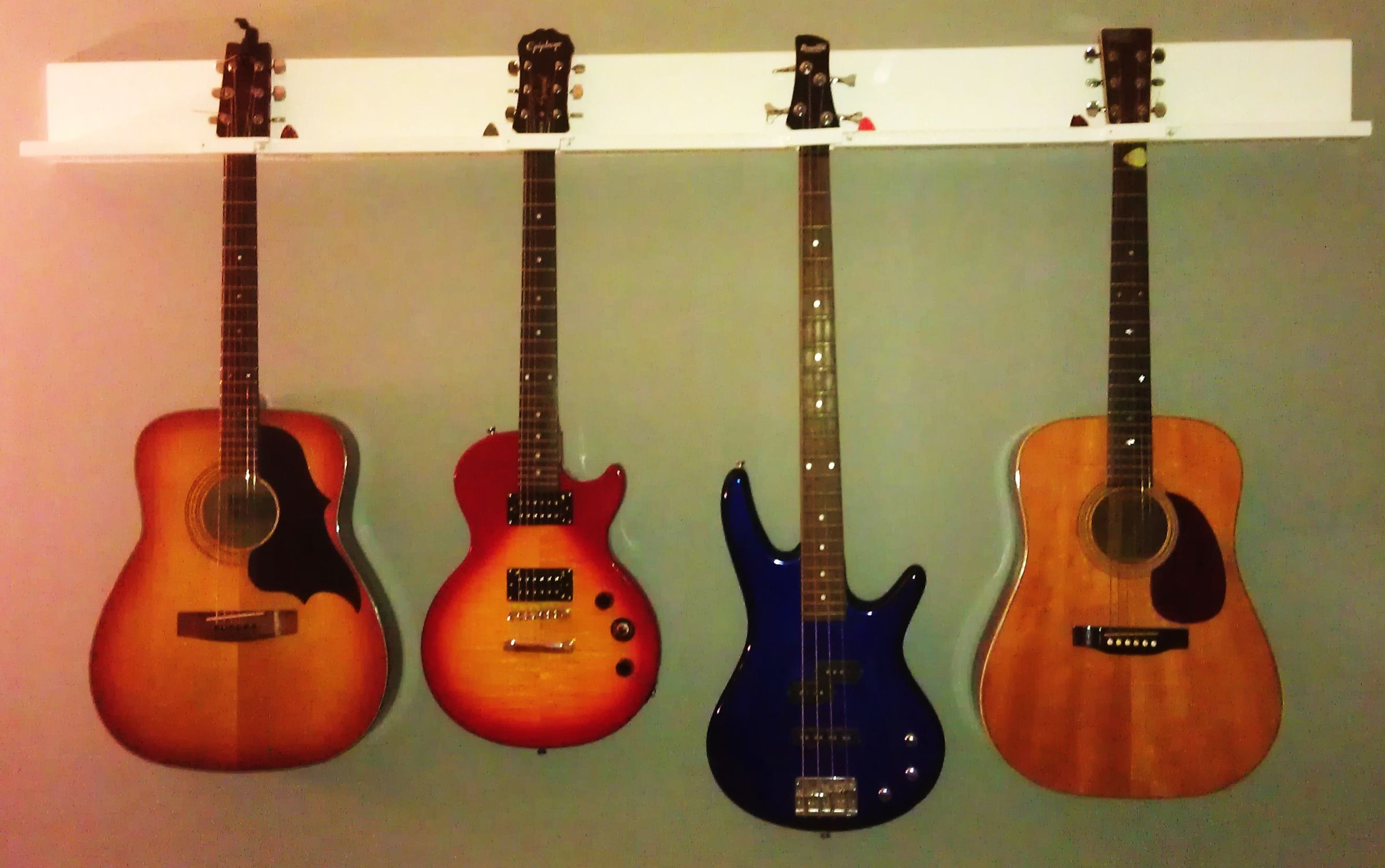 4-Guitar Wall Mount/Hanger