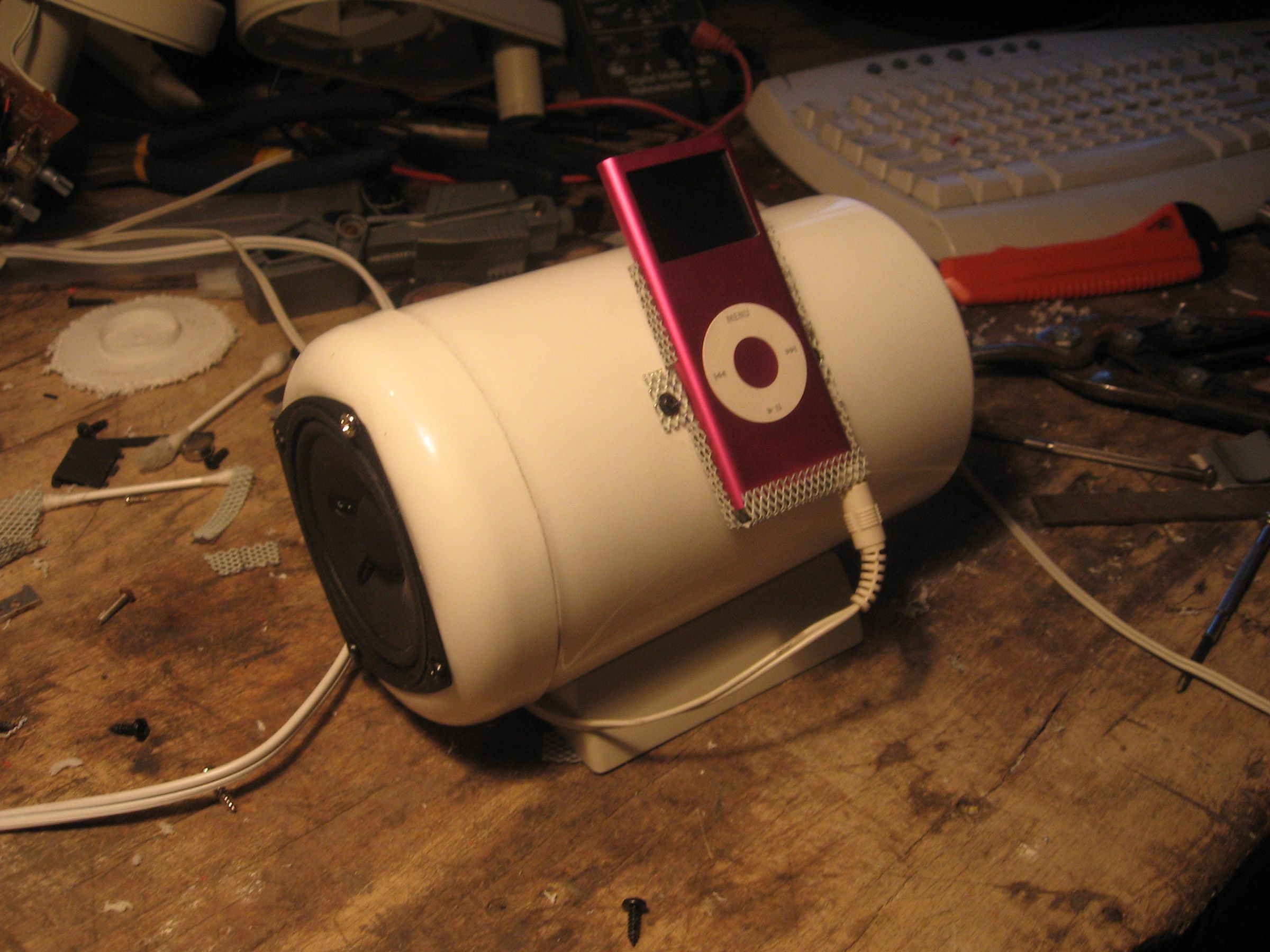 Portable Speakers Using an Old Tobbaco Tin/tub