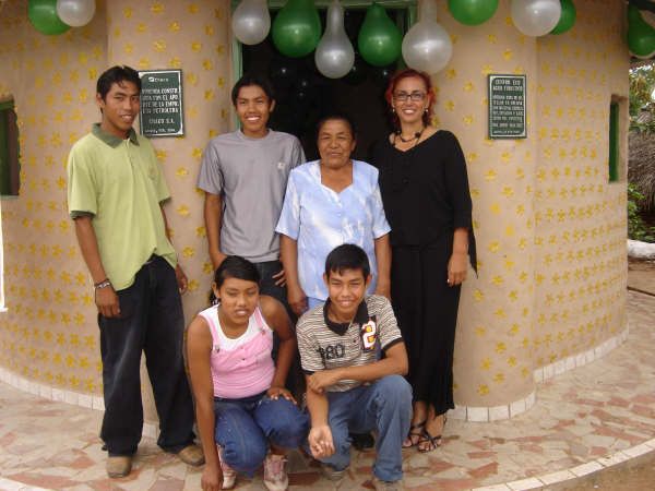 Casa Construida Con Botellas Plasticas Y De Vidrio