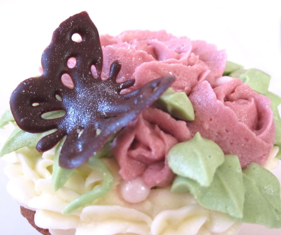 A Woman's Dream Cupcakes + Decorating Tips