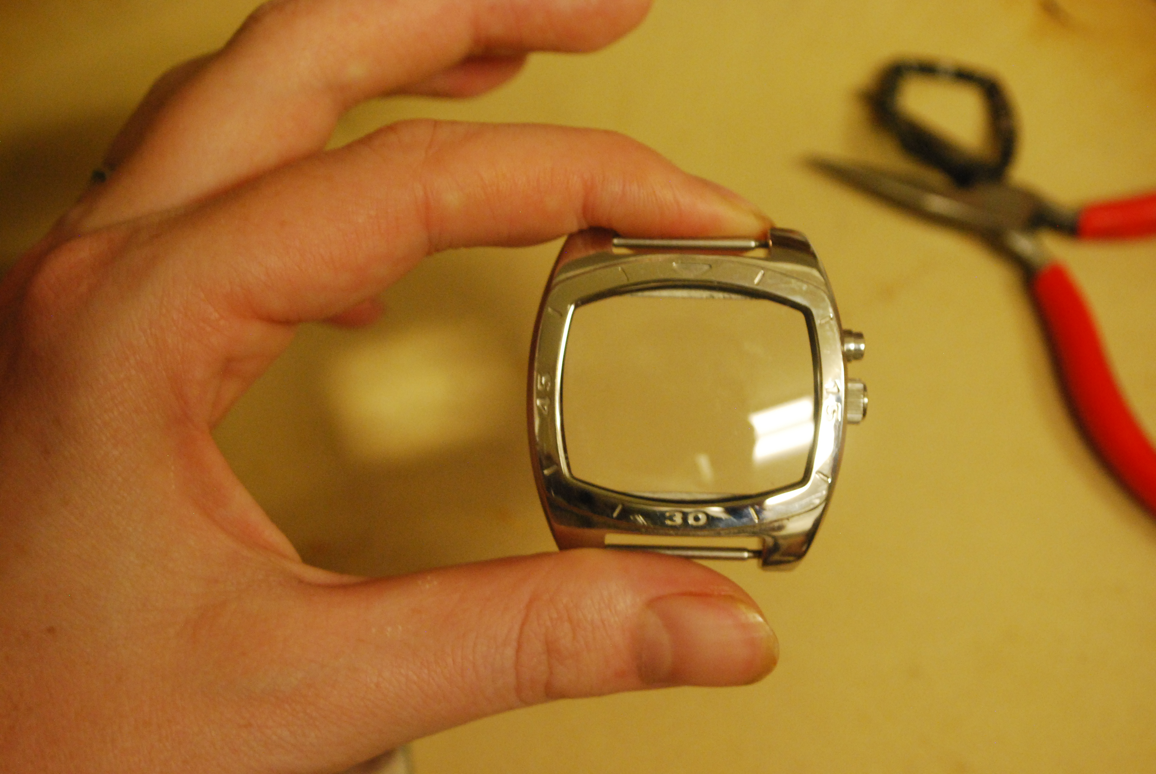 Upcycled NOW WatchPicture Frame on Your Wrist! 4 Steps (with