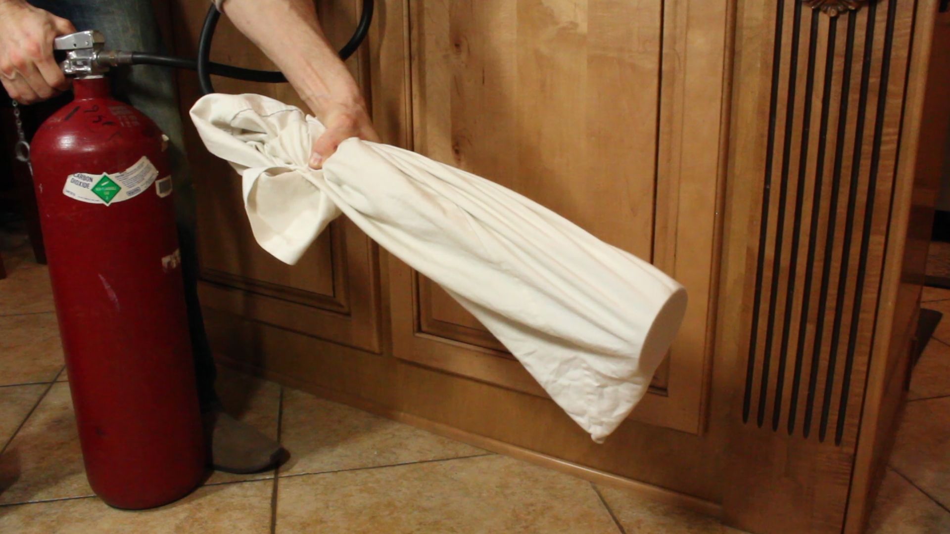 How to Make Dry Ice With a Fire Extinguisher! 5 Steps (with