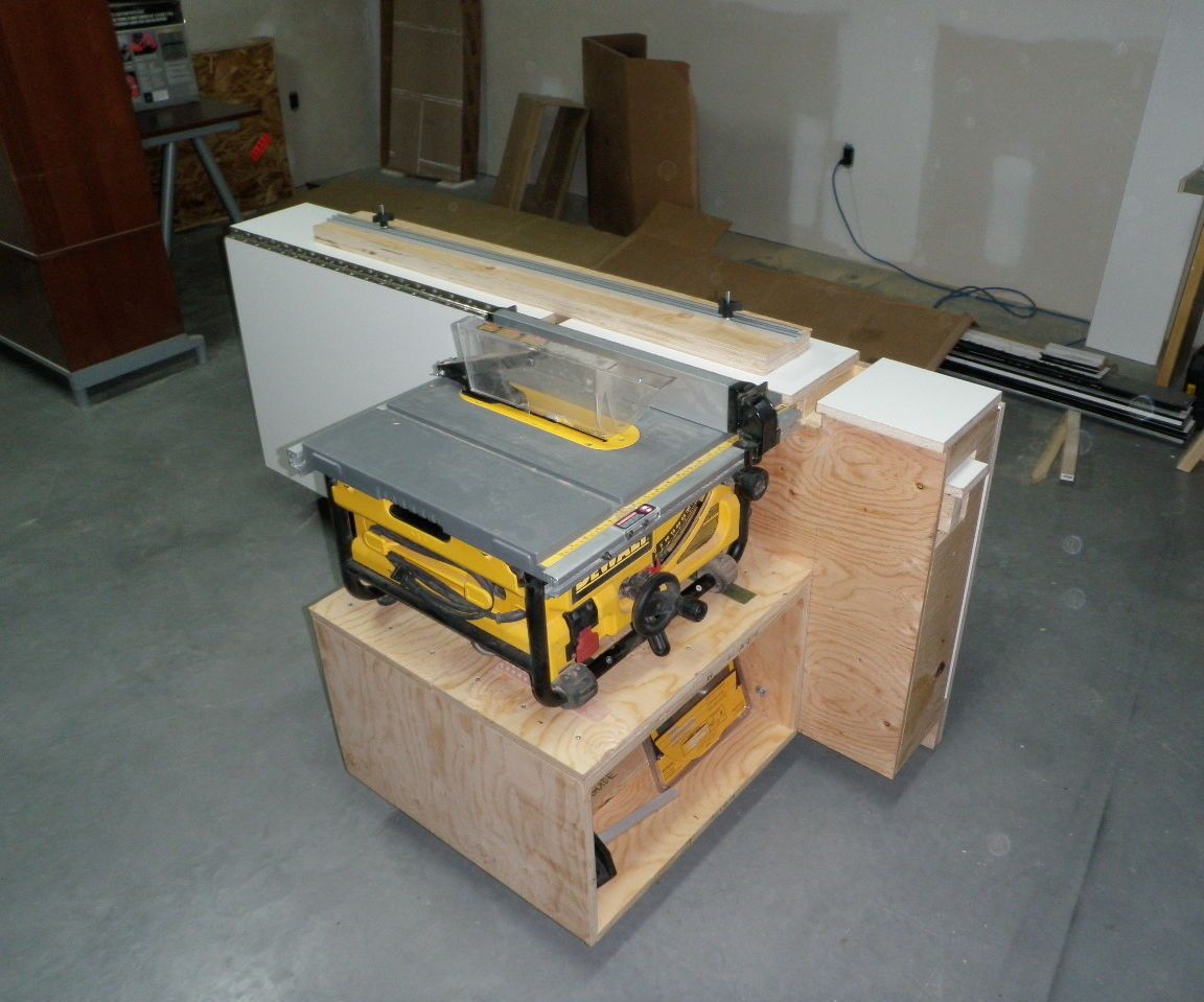 Tablesaw Outfeed Support Workstation With Aux Fence & Storage