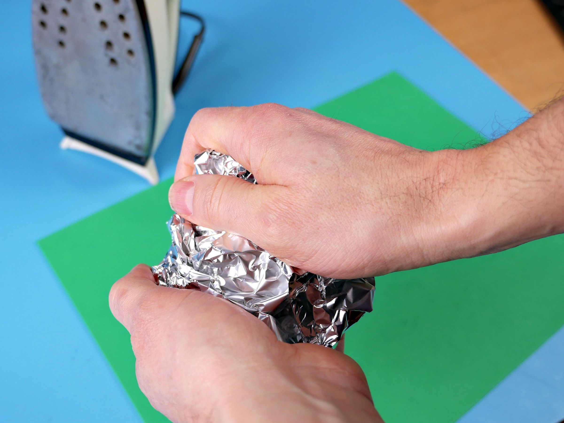 Make Fake Leather From Tinfoil and Foam! 8 Steps (with Pictures