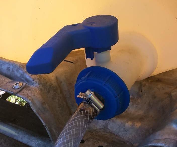 Garden hose adapter for IBC tote