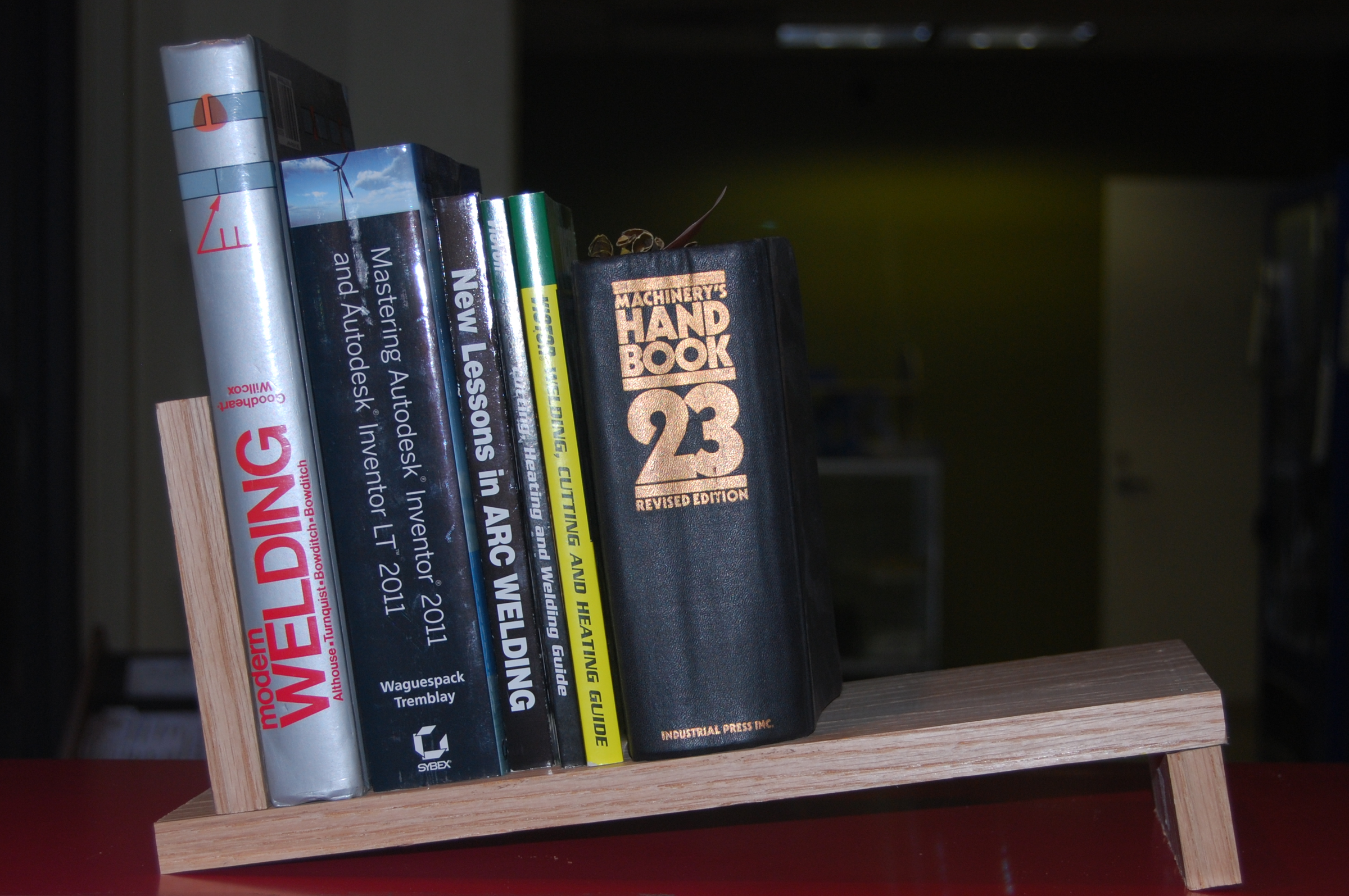 Simple and Easy-to-build Shelf for Books and Stuff