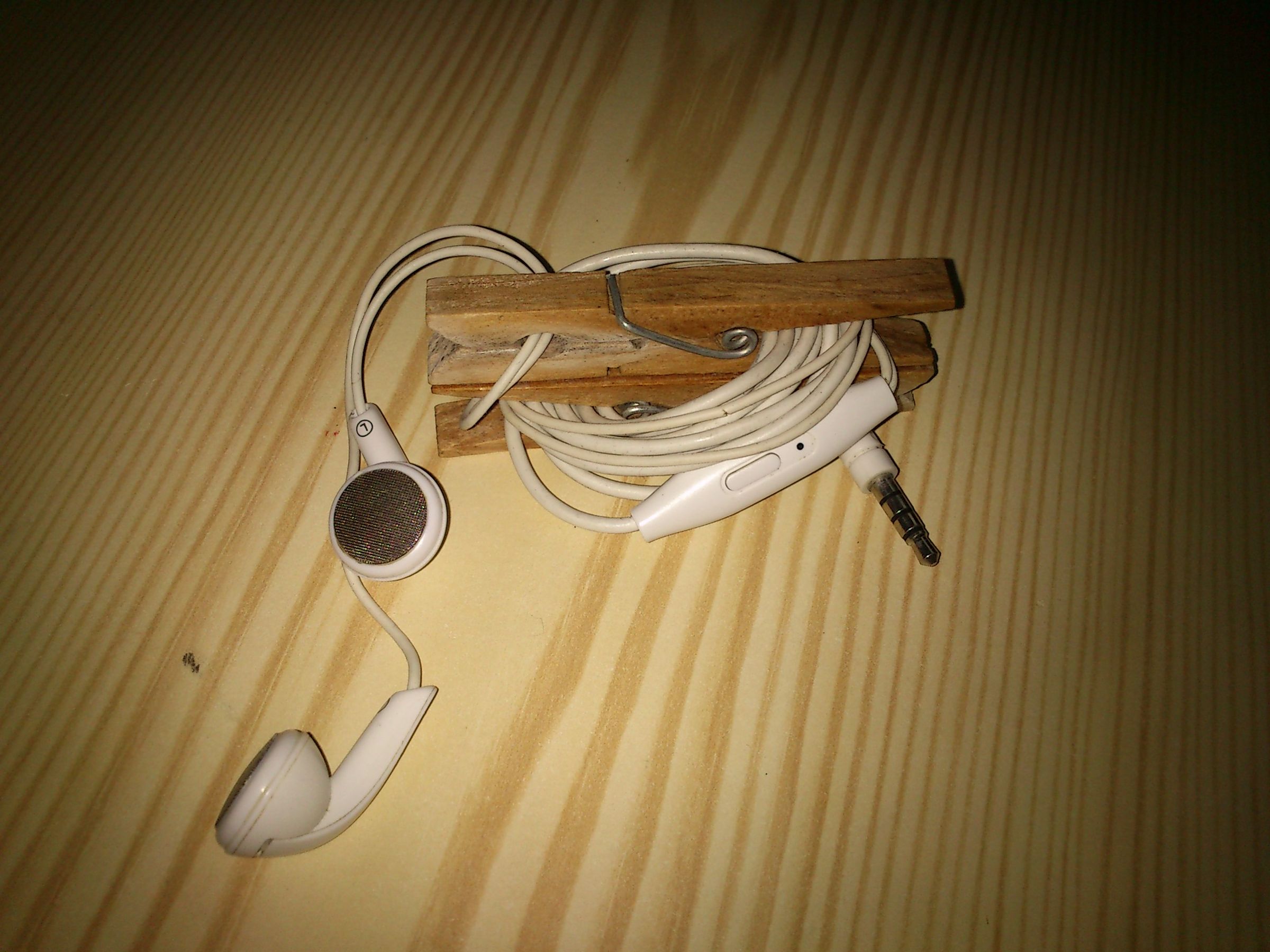 Earphones Holder Instructables