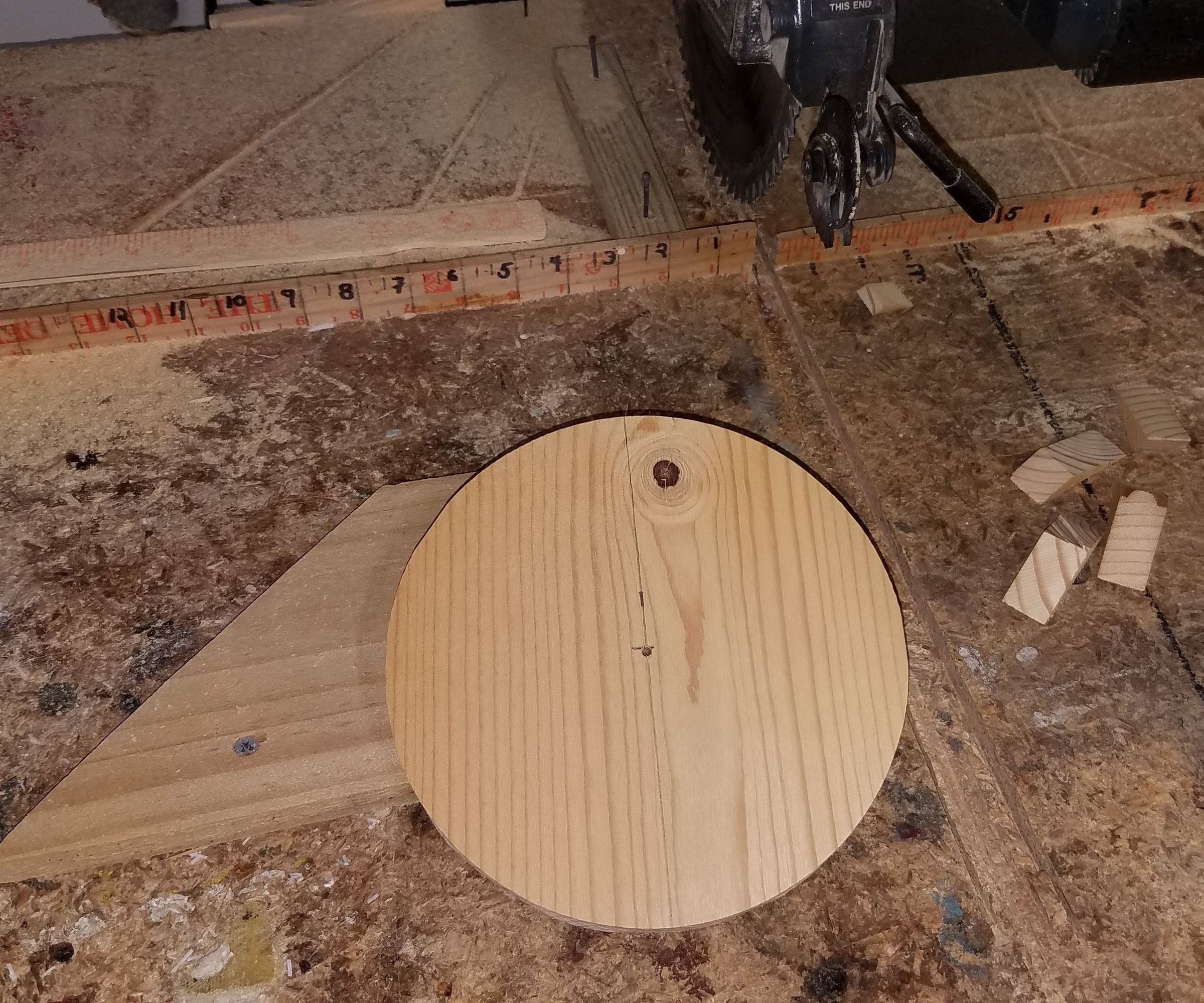 Making Wood Circles With a Power Saw. 