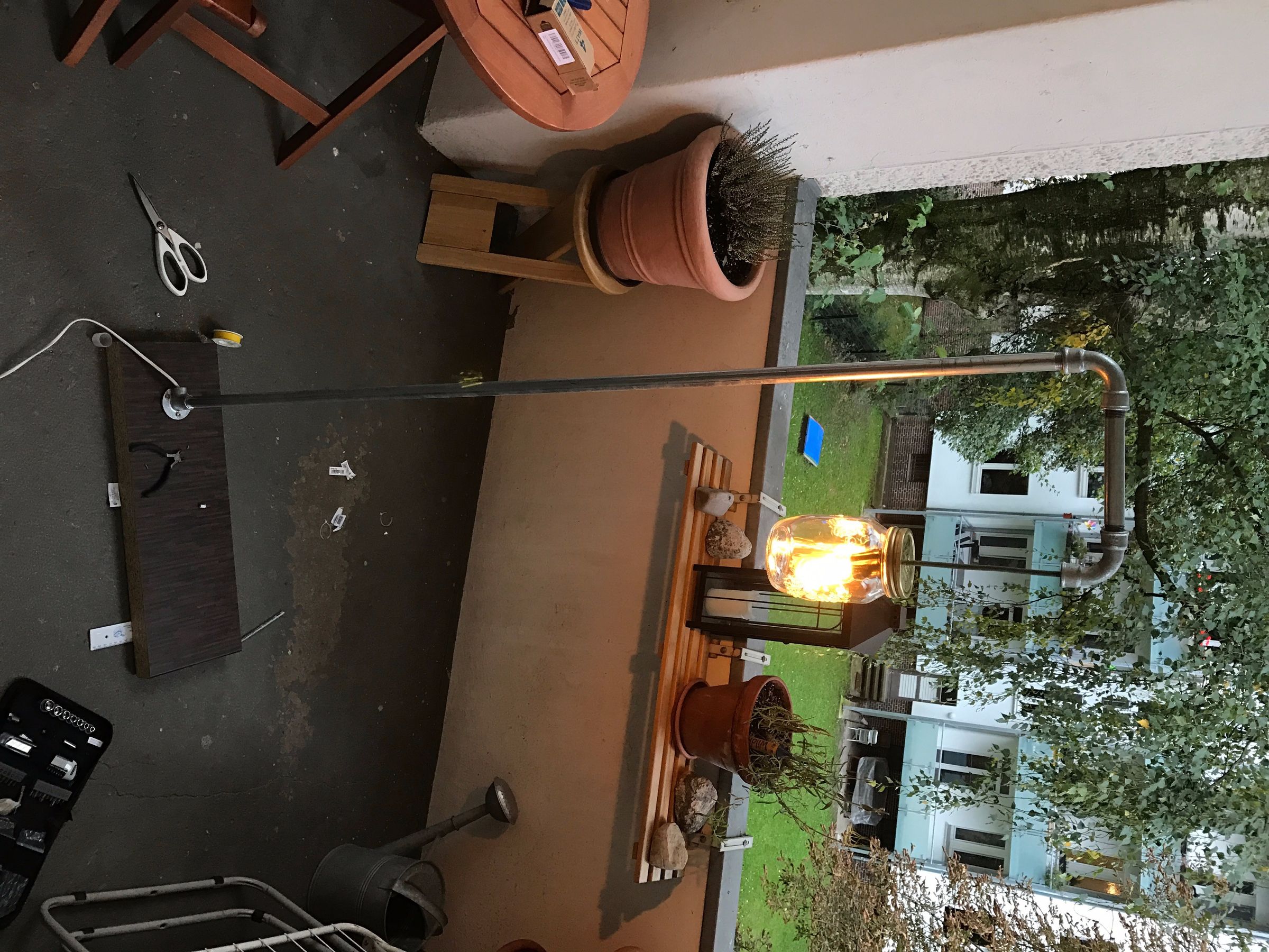 DIY Pipe Lamp with Eletrical Outlet and USB Charger, image size:1024x768