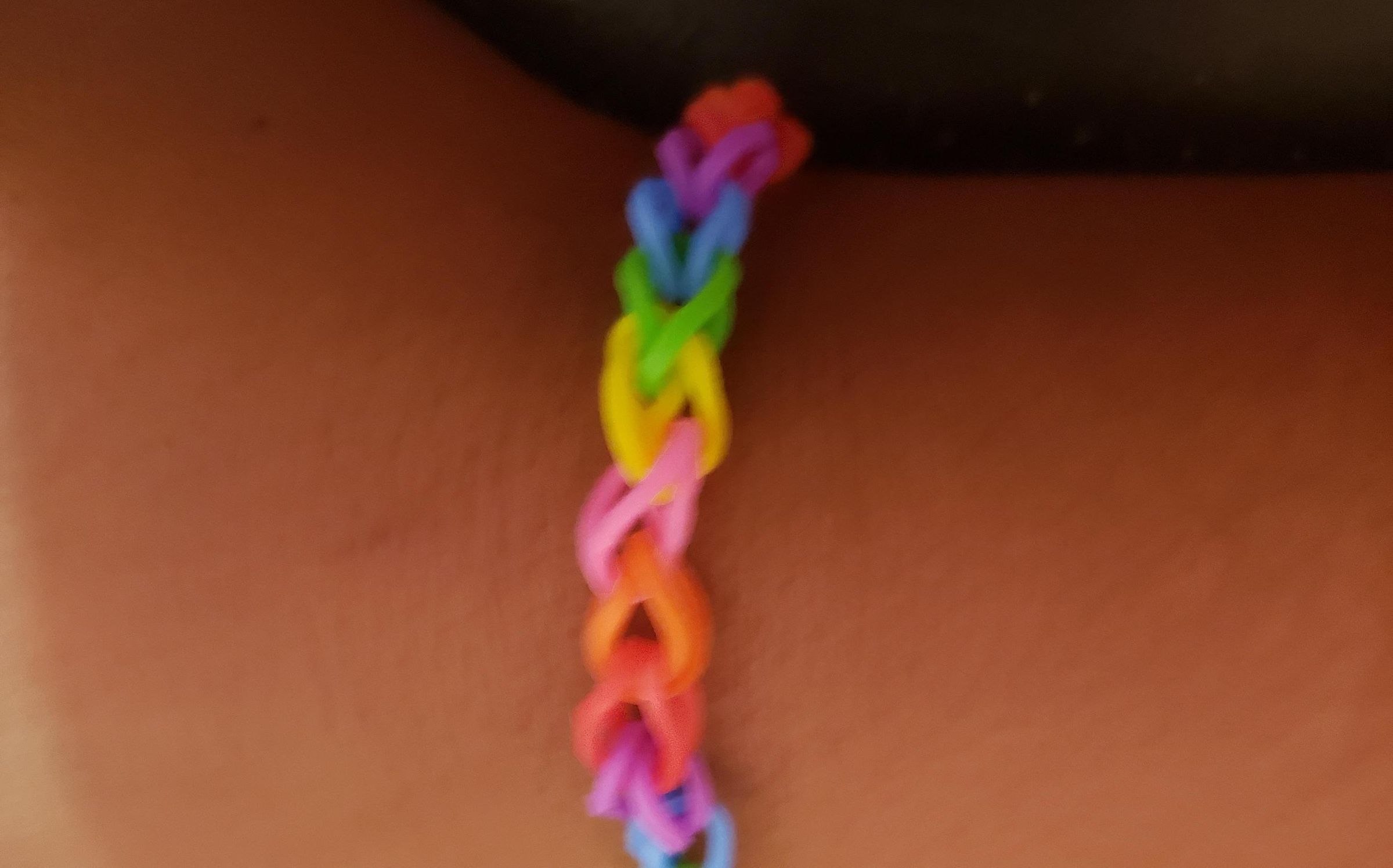 How to Make a Single Rubber Band Bracelet on Loom.